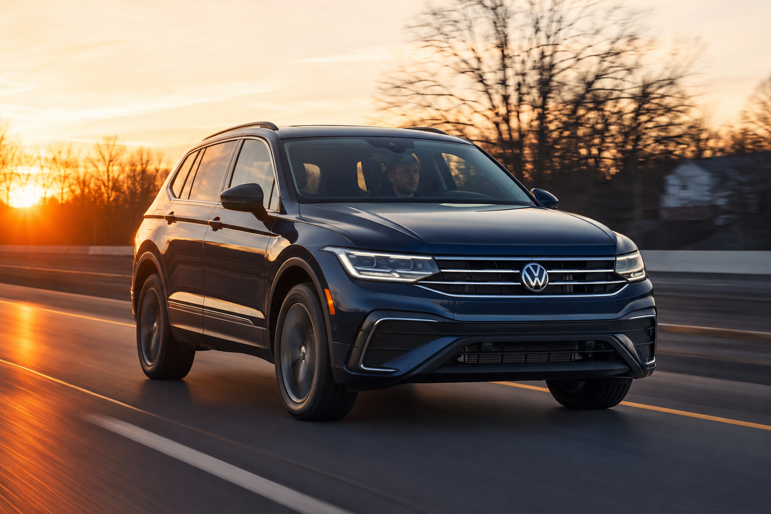 VW Tiguan 2.0 TSI їде трасою на заході сонця